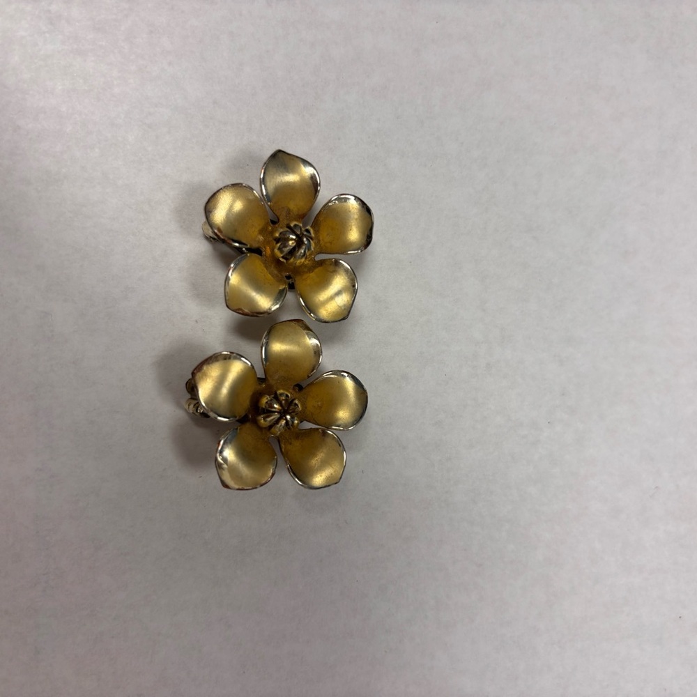 Vintage Dogwood Magnolia Flower Gold Tone Flower Clip On Earrings